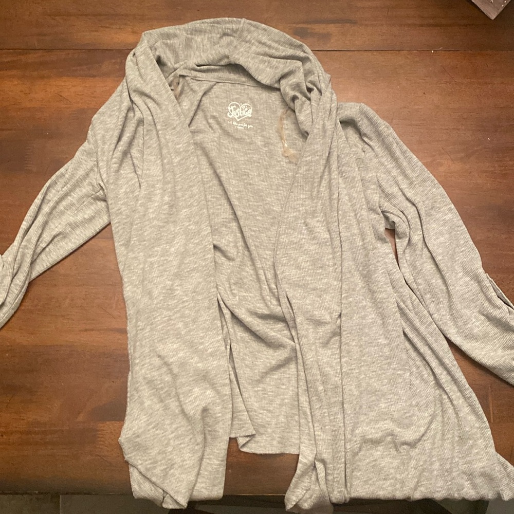 Gray shawl/sweater with layered front and buttoned sleeves